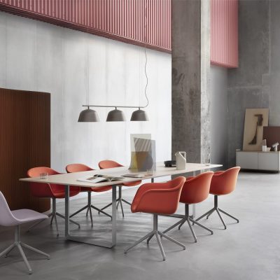 kuipstoelen op draaivoet in een industriële sfeer